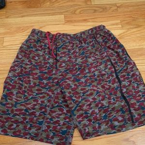Lululemon men’s pace breaker 9in liner shorts camo